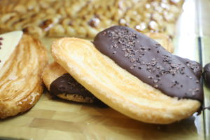 Palmera de chocolate negro con nibs de cacao
