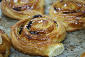 Caracola (Crema pastelera, chocolate negro y naranja confitada)