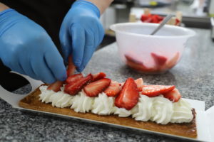 Banda de hojaldre con nata y frutos rojos